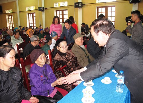 Ông Nguyễn Hùng Phong, Phó chủ tịch Hội HTGĐLS Việt Nam tặng quà Bà mẹ Việt Nam anh hùng Đinh Thị Hoàn (96 tuổi) ở huyện Văn Chấn (Yên Bái).