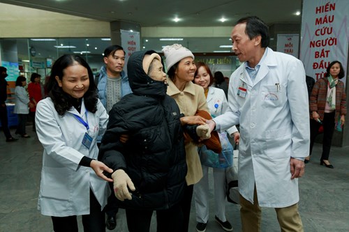 TS Bạch Quốc Khánh, Viện trưởng Viện Huyết học và Truyền máu Trung ương căn dặn bệnh nhân trước lúc về quê ăn Tết.