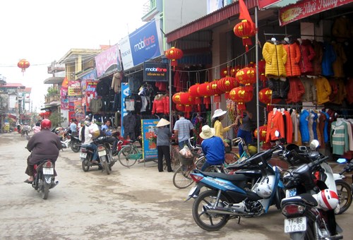 Đèn lồng bày bán trong dịp Tết.