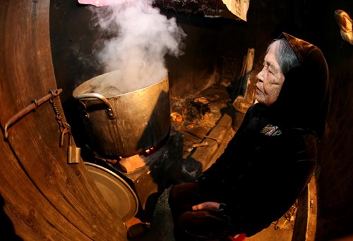 Cụ già bên nồi bánh chưng.