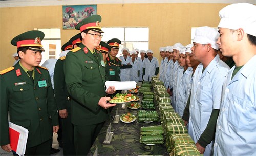 Thi gói bánh chưng, bánh tẻ ở Trung đoàn 102, Sư đoàn 308 (Quân đoàn 1). Ảnh: TUẤN HUY