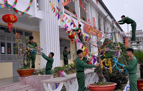 Trang trí đón Tết ở Trường Sĩ quan Lục quân 1. Ảnh: NGỌC HUYỀN