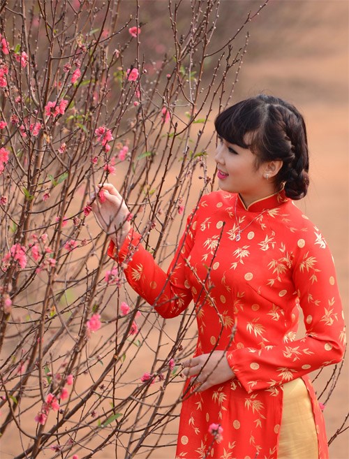 Khoe sắc cùng đào Nhật Tân. Ảnh: TUẤN HUY