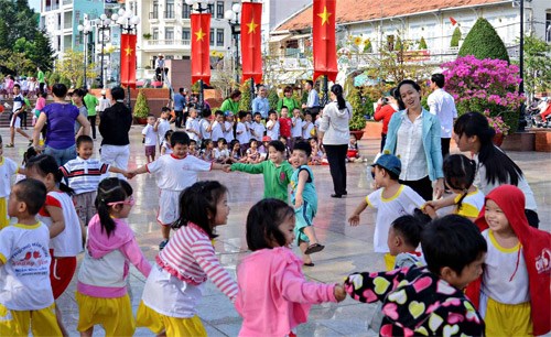 Vui chơi trên bến Ninh Kiều (Cần Thơ). Ảnh: HỒNG BỈNH HIẾU