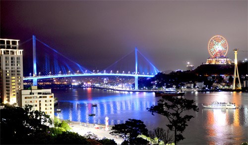 Bên vịnh Hạ Long (Quảng Ninh). Ảnh: MINH HUỆ