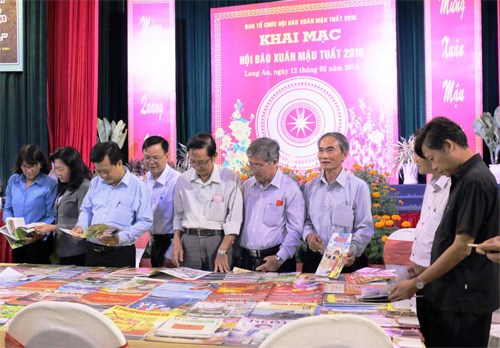 Các đại biểu tham quan Hội Báo Xuân tỉnh Long An.