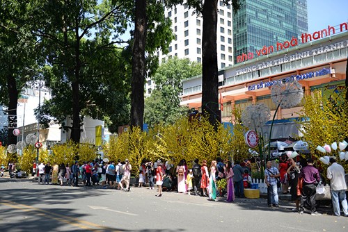 Phố ông đồ nằm phía ngoài Nhà Văn hóa thanh niên TP Hồ Chí Minh, góc ngã tư đường Phạm Ngọc Thạch và đường Nguyễn Thị Minh Khai, được tổ chức đến ngày 30 Tết.