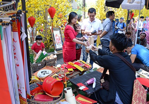 Nhiều gia đình đến phố ông đồ để xin chữ phù hợp với những ước muốn hay nguyện vọng của mình.