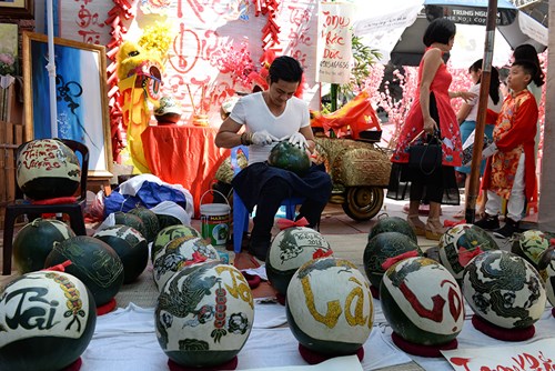 Trang trí, khắc chữ trên dưa hấu.