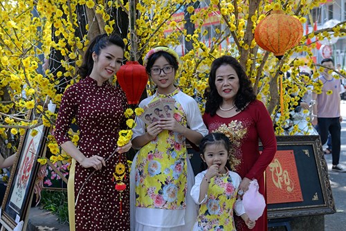 Nhiều du khách đến phố ông đồ để lưu lại những khoảnh khắc kỷ niệm mỗi năm chỉ có một lần.