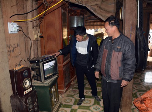 Người dân bản Núi Hồng vui mừng khi được sử dụng điện lưới quốc gia.