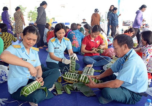Đội thi của Trung đoàn 276 tham gia hội thi gói bánh chưng, bánh tét với địa phương.