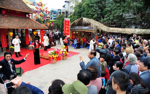 Chương trình nghệ thuật ngoài trời thu hút người dân, du khách thưởng thức.
