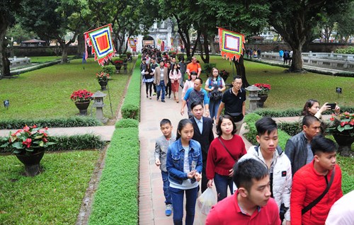 Rất đông người dân tới Văn Miếu - Quốc Tử Giám để tham gia khai hội Xuân Văn Miếu 2018.