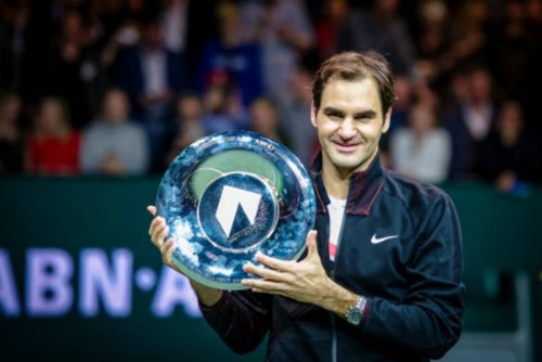 Roger Federer giành lại vị trí số 1 thế giới khi đã ngoài 36 tuổi. Ảnh: Reuters.