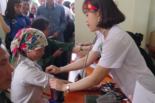 Khám bệnh cho người dân xã Tam Hợp.