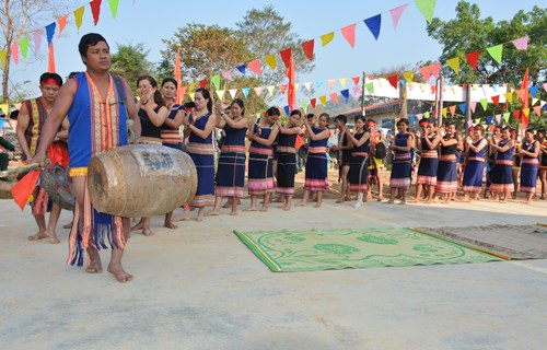 Đội cồng chiêng trong ngày vui Tết ở làng Rẽ, xã Mô Rai.