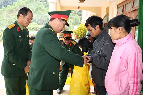 Đại diện Bộ Tham mưu Quân khu 5 trao quà tặng các hộ nghèo ở A Vương.