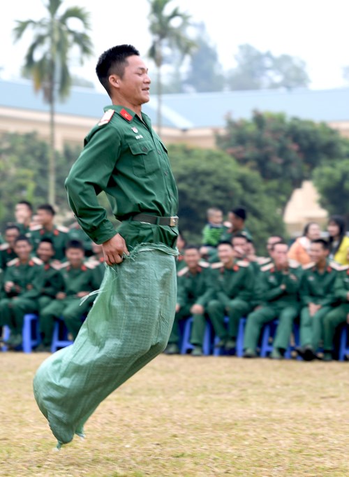 Trò chơi nhảy bao bố đòi hỏi các chiến sĩ tham gia thi đấu phải khỏe lại vừa khéo.