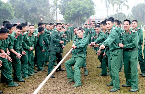 Kéo co là trò chơi đòi hỏi tinh thần tập thể, đoàn kết được đông đảo cán bộ, chiến sĩ tham gia.