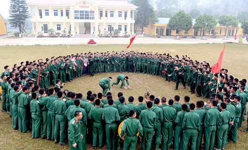 Sôi nổi với trò chơi bịt mắt bắt vịt.