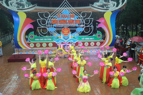 Biểu diễn nghệ thuật trong lễ khai hội chùa Hương.