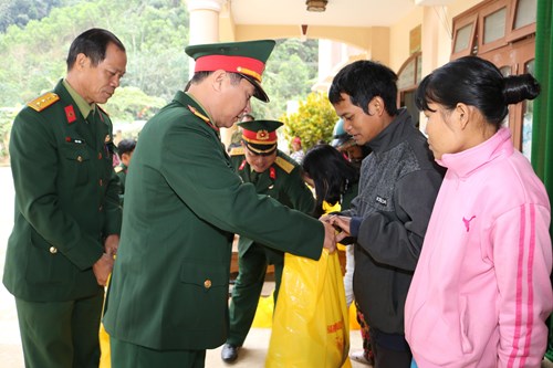 Đại diện Bộ Tham mưu Quân khu 5 trao quà tặng các hộ nghèo ở A Vương.