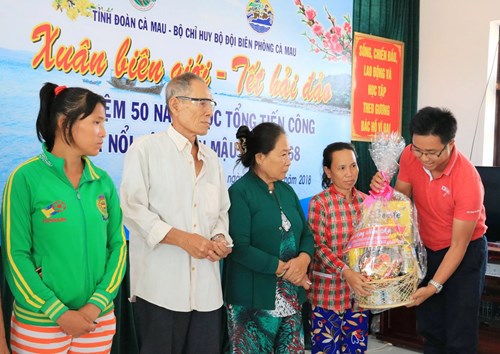 Tặng quà Tết cho các gia đình chính sách ở Cà Mau.