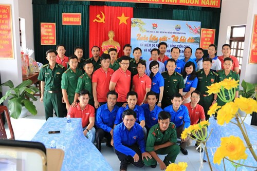 Cùng tỉnh đoàn, Bộ đội Biên phòng Cà Mau tổ chức chương trình “ Xuân biên giới-hải đảo”.