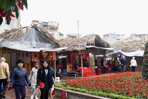 Các gian hàng được bài trí đẹp mắt, thuận tiện cho khách thăm quan, xin chữ.