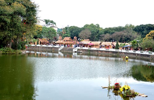 Một góc khu phố Ông Đồ bên hồ Văn.