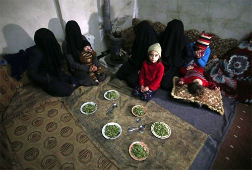 Phụ nữ và trẻ em trú ẩn tại một tầng hầm ở khu vực  Đông Ghouta. Ảnh: AFP