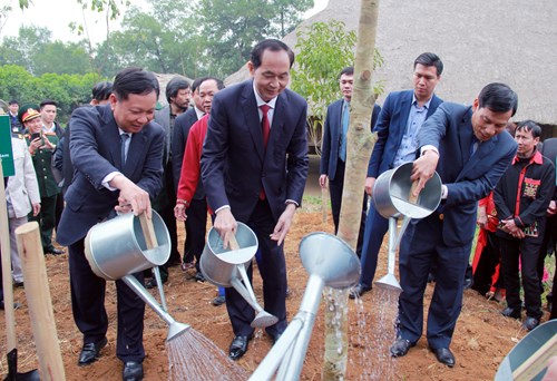Chủ tịch nước Trần Đại Quang trồng cây đầu xuân.
