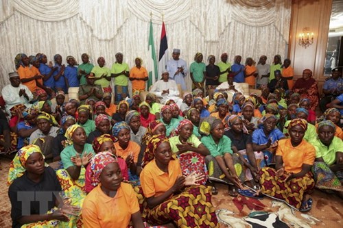 Các nữ sinh Nigeria tại Abuja sau khi được giải cứu khỏi Boko Haram ngày 7-5-2017.