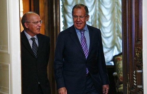 Ngoại trưởng Nga Sergei Lavrov (bên phải) và người đồng cấp Bồ Đào Nha Augusto Santos Silva. Ảnh: TASS