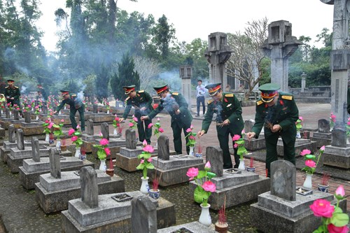 Chăm sóc phần mộ các liệt sĩ.