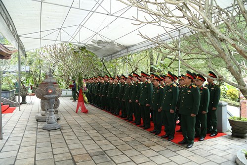 Tưởng niệm các liệt sĩ đã hy sinh tại Đường 20 Quyết thắng.