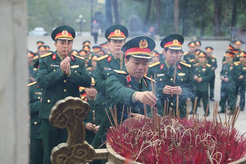 Thiếu tướng Nguyễn Anh Tuấn, Tư lệnh Binh đoàn 12 và các thành viên trong đoàn công tác thắp hương tại Nghĩa trang Liệt sĩ Quốc gia Trường Sơn.
