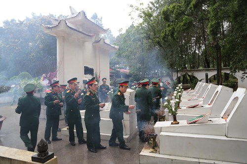 Các thành viên trong đoàn công tác tri ân các liệt sĩ tại Ngã ba Đồng Lộc.