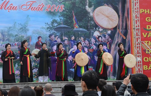 Biểu diễn dân ca quan họ tại sân khấu trung tâm đồi Lim.