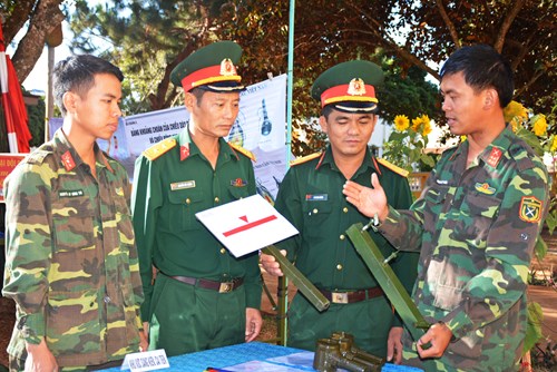 Đại úy Nguyễn Duy Nhâm (người đứng ngoài cùng bên phải) giới thiệu mô hình, học cụ của đơn vị.