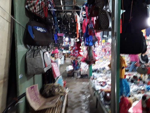 Các mặt hàng được chăng kín các lối đi.