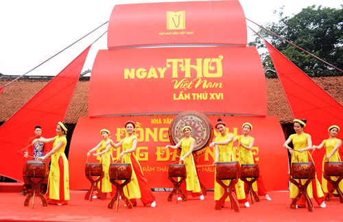 Một tiết mục văn nghệ tại lễ khai mạc Ngày Thơ Việt Nam lần thứ XVI.