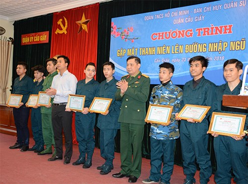 Các thanh niên tình nguyện nhập ngũ được tuyên dương tại buổi gặp mặt.