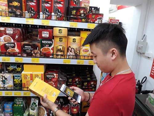 Khách hàng sử dụng ứng dụng CheckVN để xác thực sản phẩm.