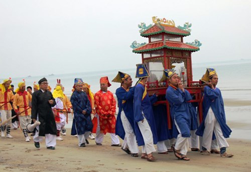 Rước kiệu trong lễ Nghinh Ông.