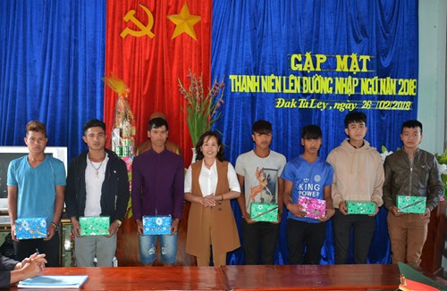 Đại diện lãnh đạo xã Đăk TaLey tặng quà thanh niên lên đường nhập ngũ năm 2018.