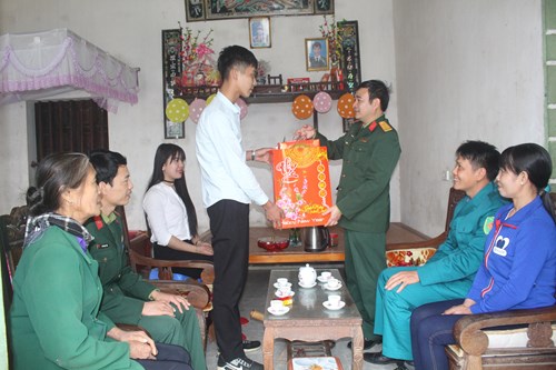 Cán bộ Ban CHQS huyện Thanh Sơn và các đoàn thể địa phương thăm hỏi, động viên, tặng quà thanh niên nhập ngũ năm 2018.