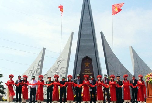 Cắt băng khánh thành cụm công viên tượng đài kỷ niệm cuộc Tổng tiến công và nổi dậy xuân Mậu Thân 1968