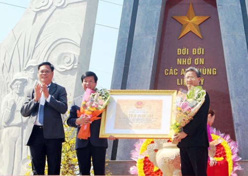Đón nhận bằng di tích lịch sử quốc gia địa điểm diễn ra cuộc Tổng tiến công và nổi dậy xuân Mậu Thân 1968.